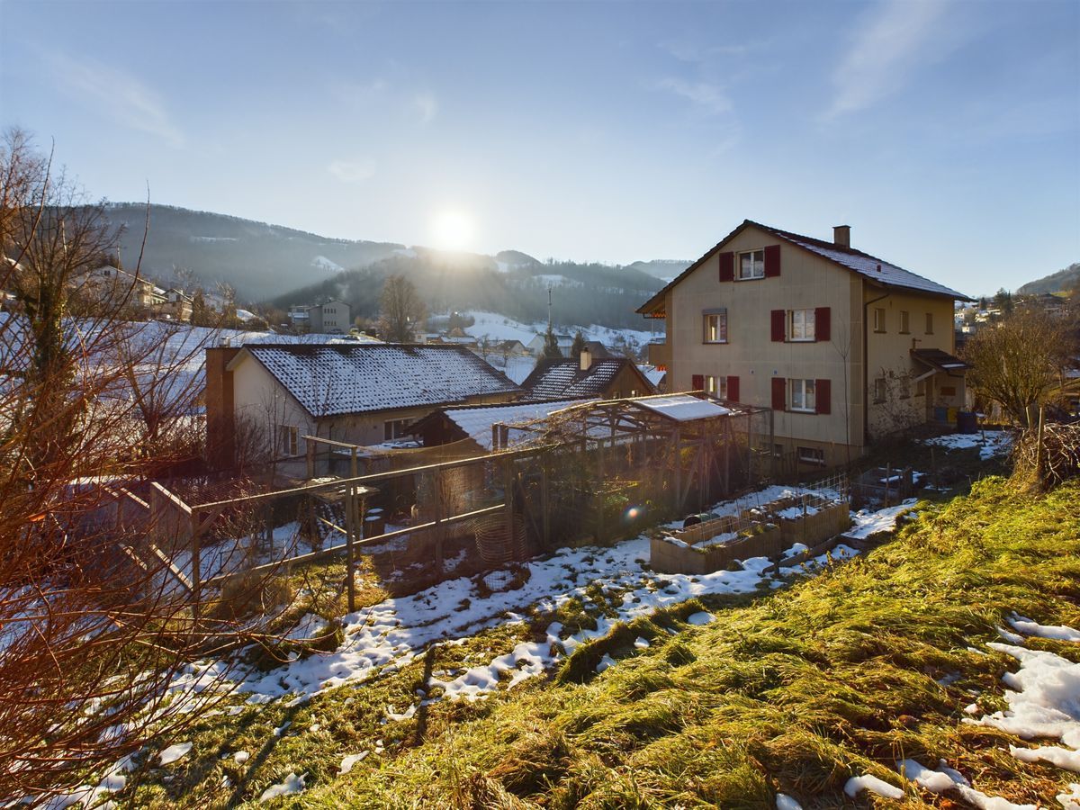 Sonnig, familienfreundlich, mit Panoramablick und grossem Garten