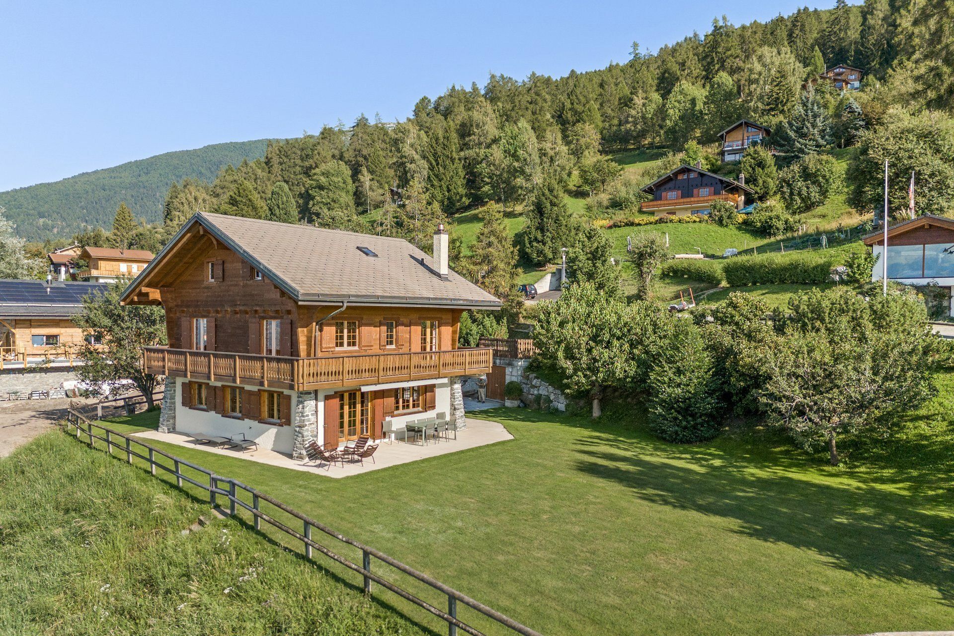 Spacieux chalet de 6 chambres sur une parcelle de 2'300 m2 !