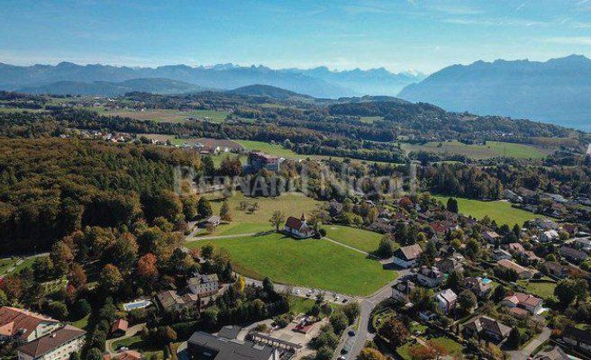 Au cœur d’un environnement verdoyant, avec vue lac et montagnes, magnifique propriété alliant confort et intimité