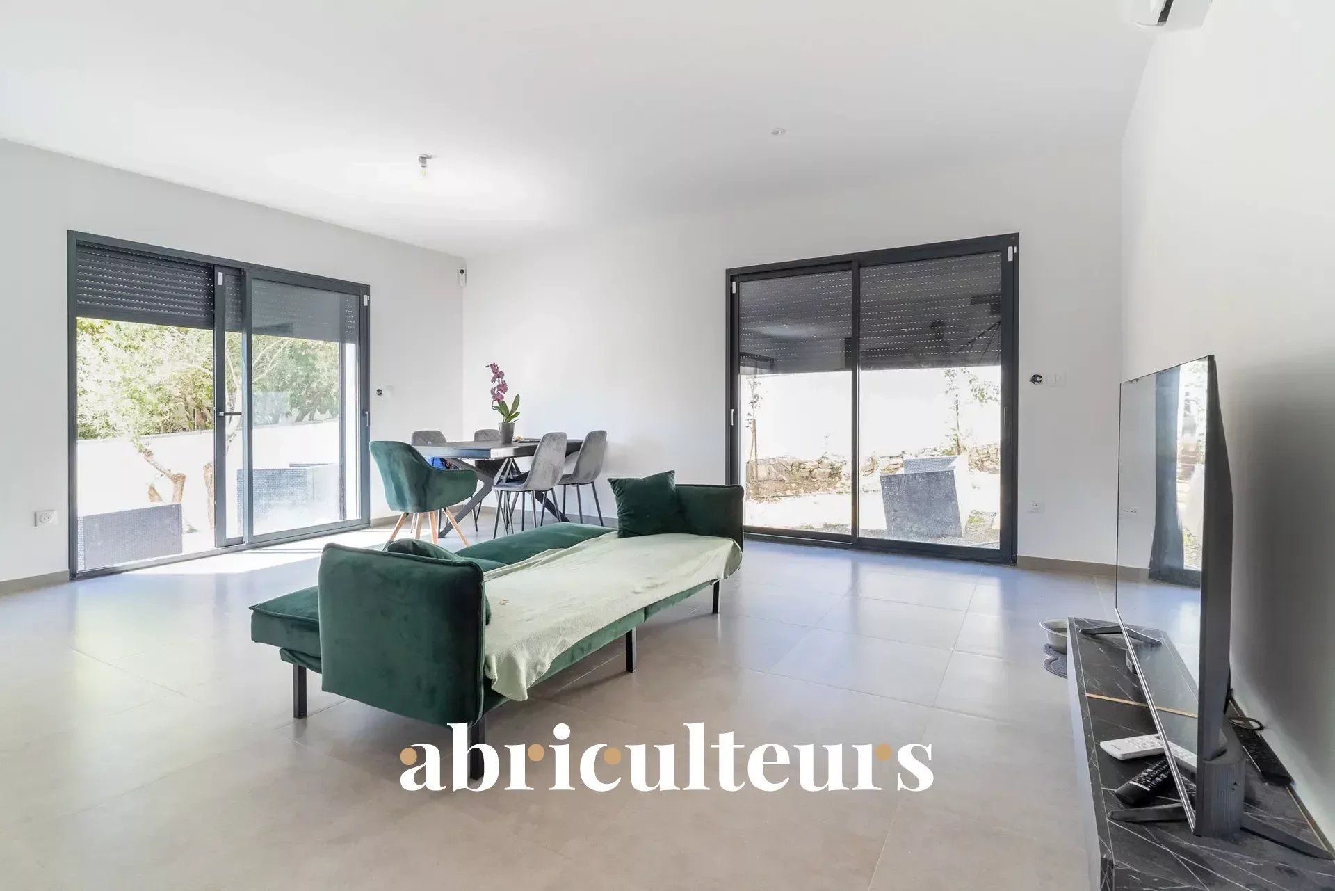 Maison sur deux niveaux en parfait état - 103m² - Nîmes