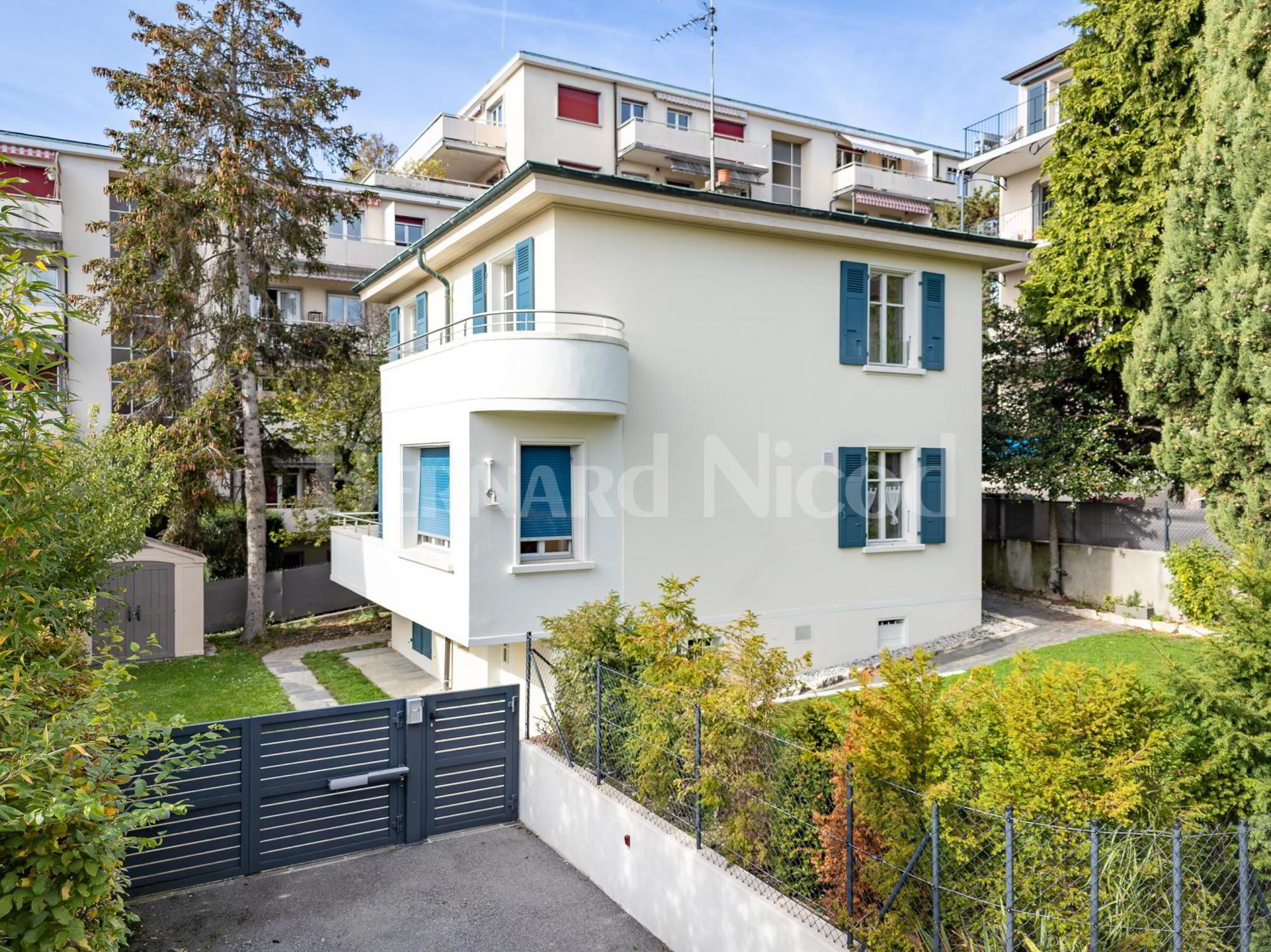 Detached house under the station with garden