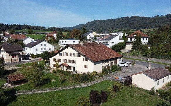 Grosszügiges Mehrfamilienhaus mit drei Wohnungen und ganz viel Pote...