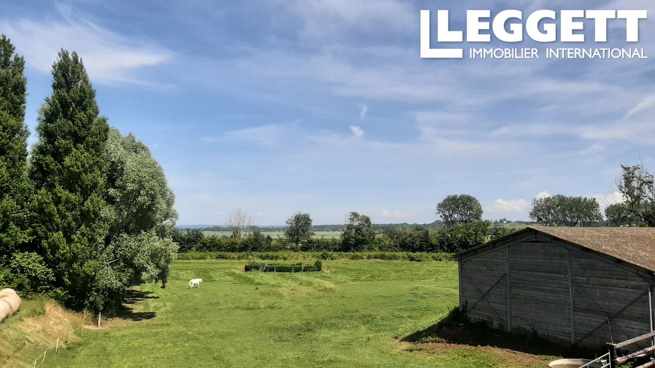 Pension équestre avec maison d'habitation de 120 m², 22 boxes, 2 hangars de stockage, 1 carrière et herbages