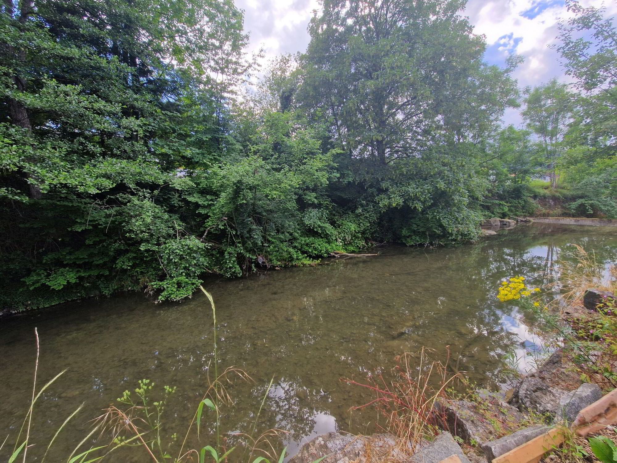 Large, beautiful riverside plot