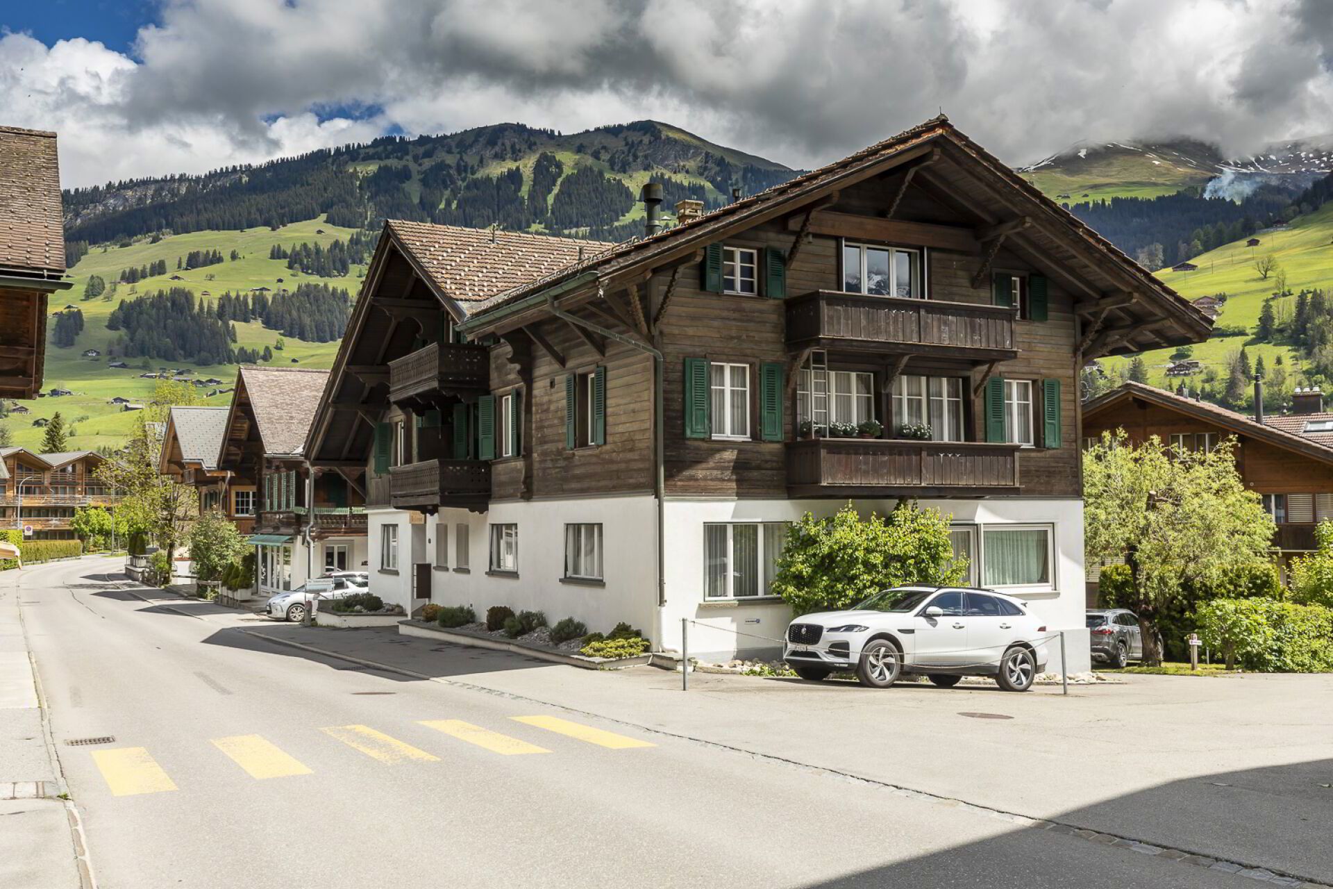 Zentrale und grosszügige Erdgeschosswohnung an der Lenk