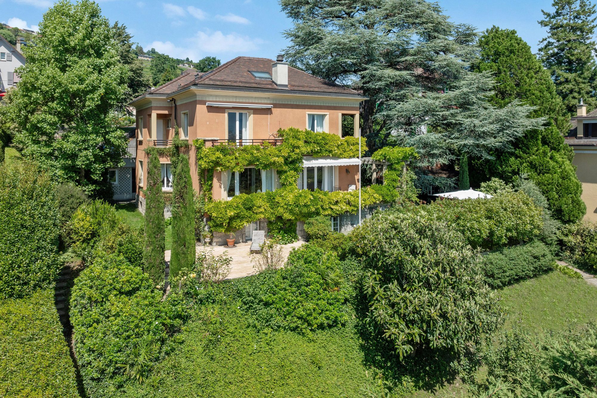 En exclusivité ! Splendide villa verdoyante à Corseaux avec vue