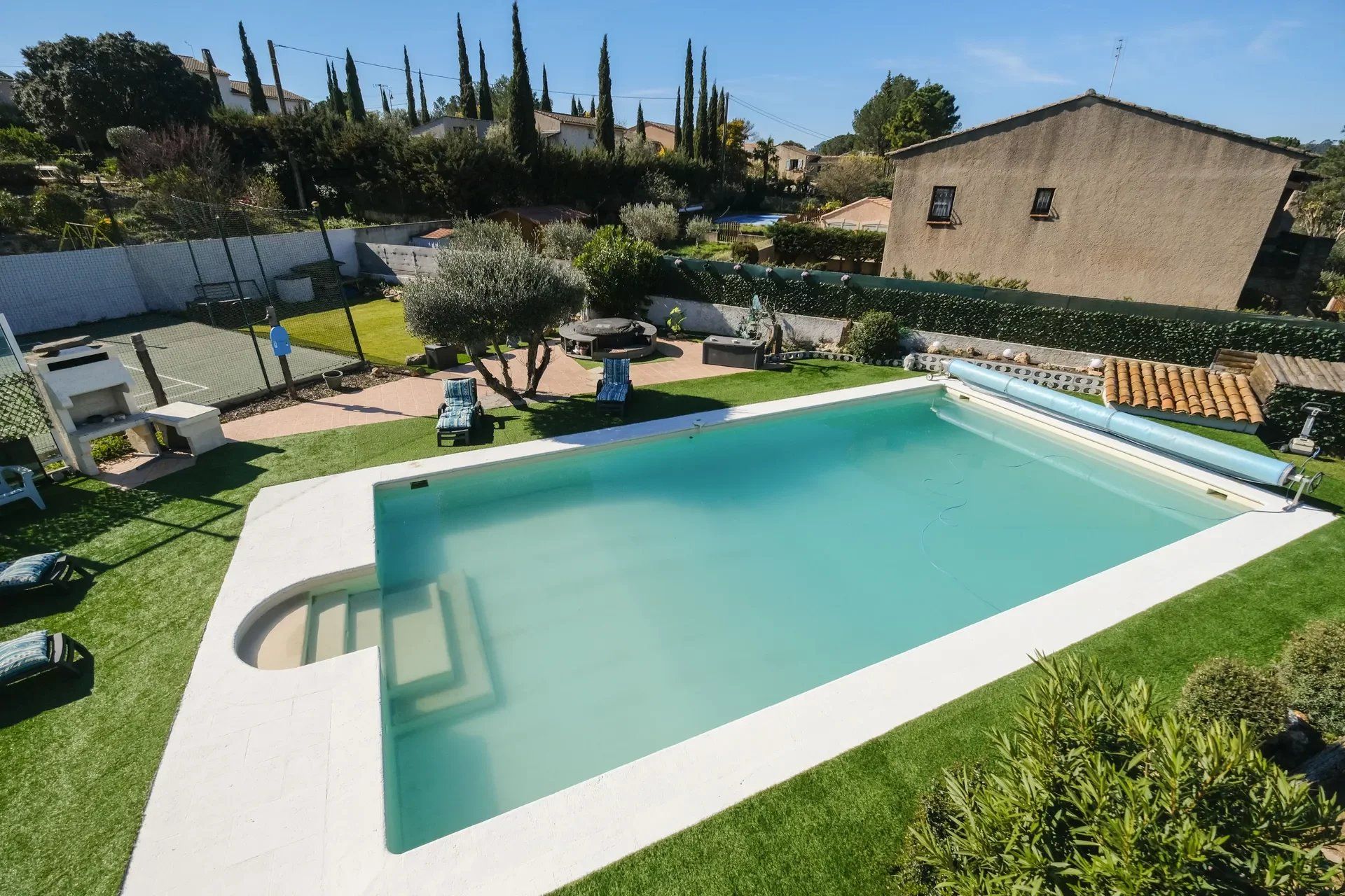 Spacieuse et lumineuse villa de 5 chambres avec piscine et court de tennis à Vidauban