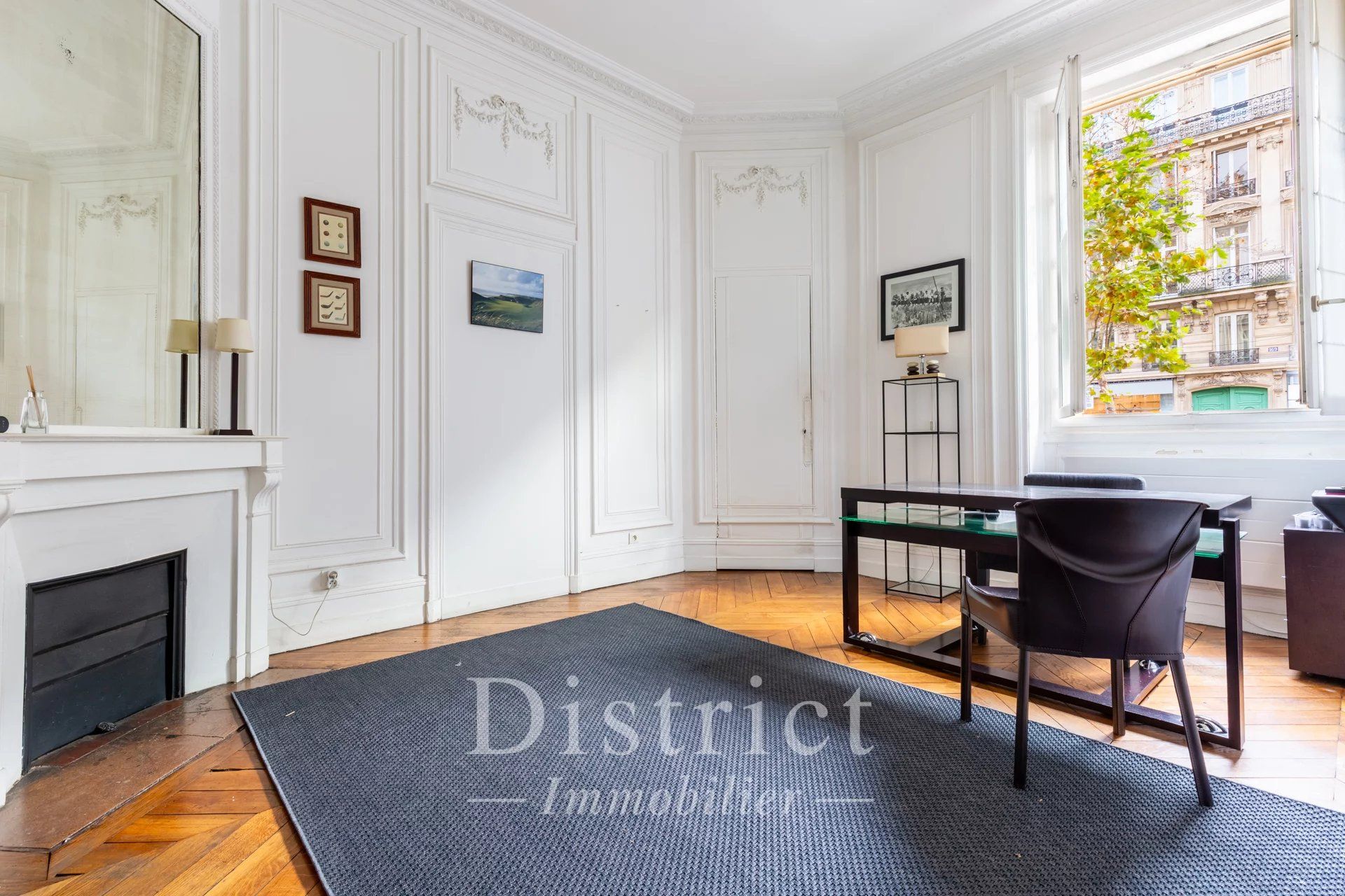 EXCLUSIVITE - APPARTEMENT 52 m² avec entrée privative! Idéal profession libérale. À proximité du Parc Monceau et de l’Arc de Triomphe. 3,37m sous plafond.