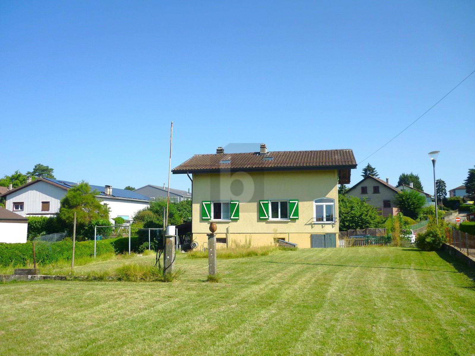 INDIVIDUELLE AVEC GRAND JARDIN ET ASCENSEUR