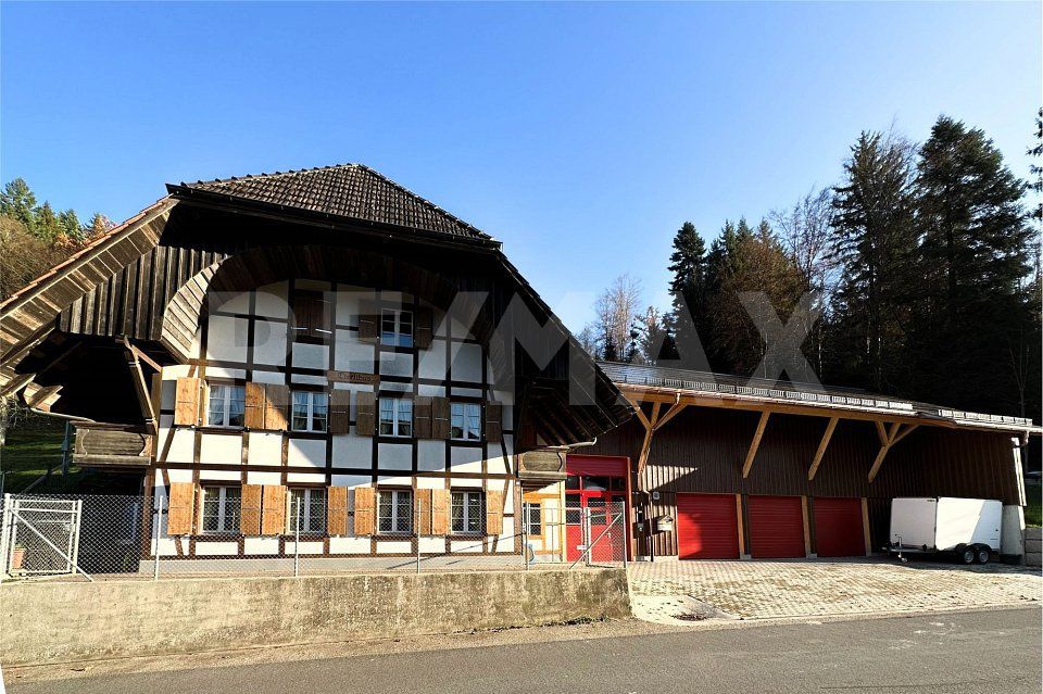 Bauernhaus mit Werkstatt und Garagen