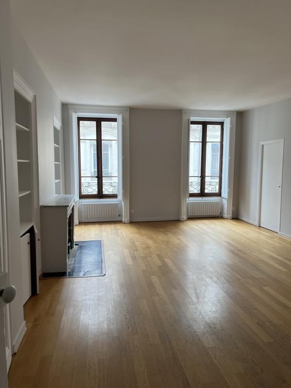 A LOUER - Appartement T4 entièrement rénové de 120m² - Rue Auguste Comte LYON 2