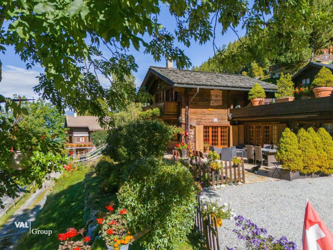 Séduisant chalet en mélèze, avec magnifique vue