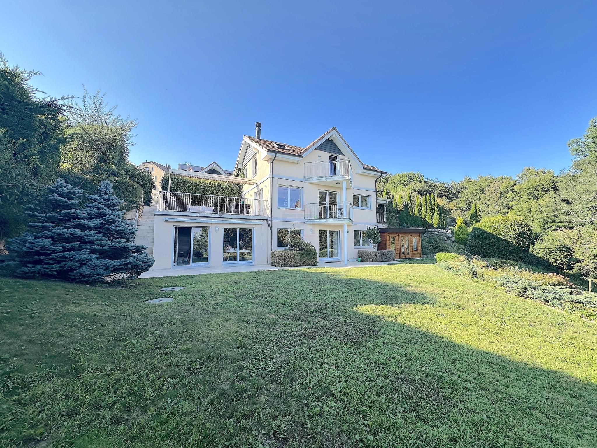 Superbe Maison Familiale de 9.5 Pièces à Bassins avec Vue Panoramique sur le Lac et les Alpes