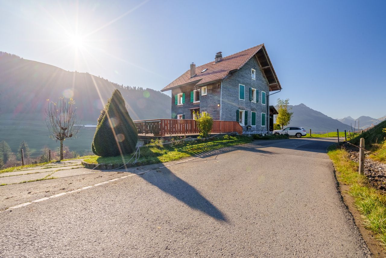 Maison de 6.5 pièces entièrement revêtue de tavillons - A RENOVER