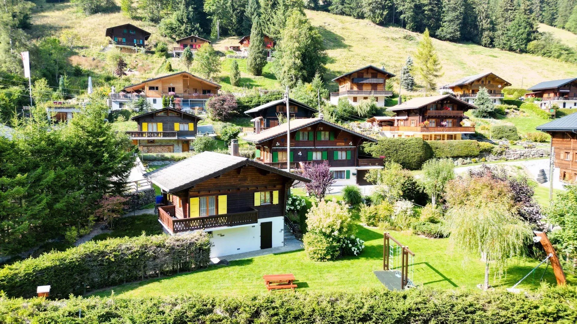 Deux chalets individuels de 6.5 pces et 3 pces avec grand jardin