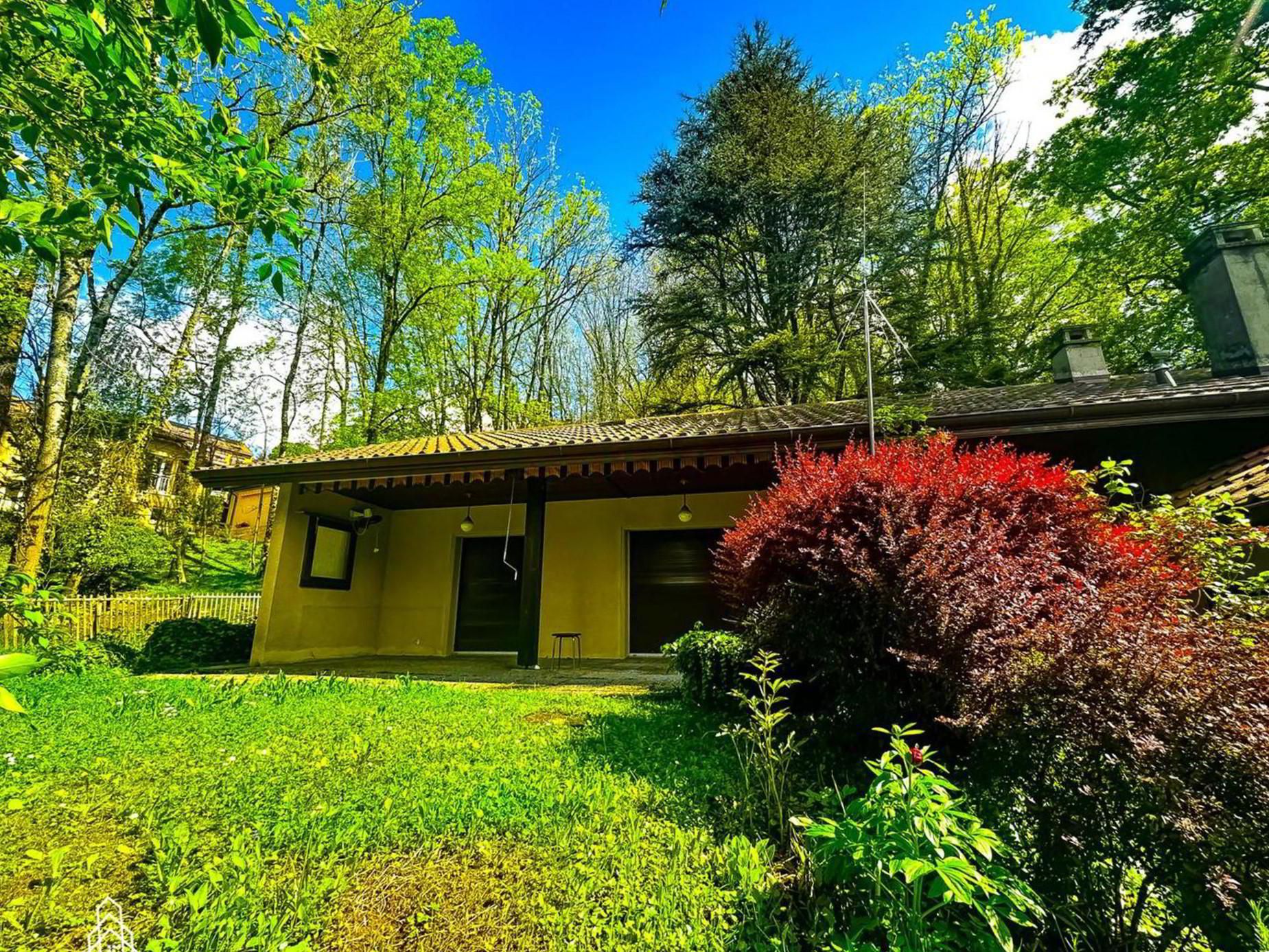 Detached house with lake view