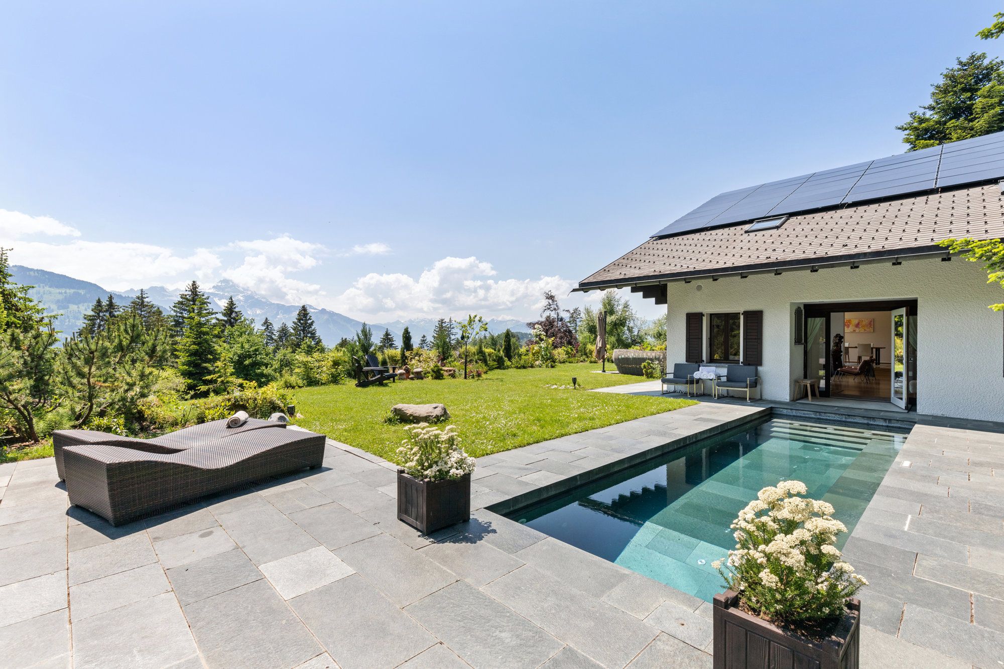 Spacieux chalet avec piscine chauffée et vue imprenable sur les Alpes