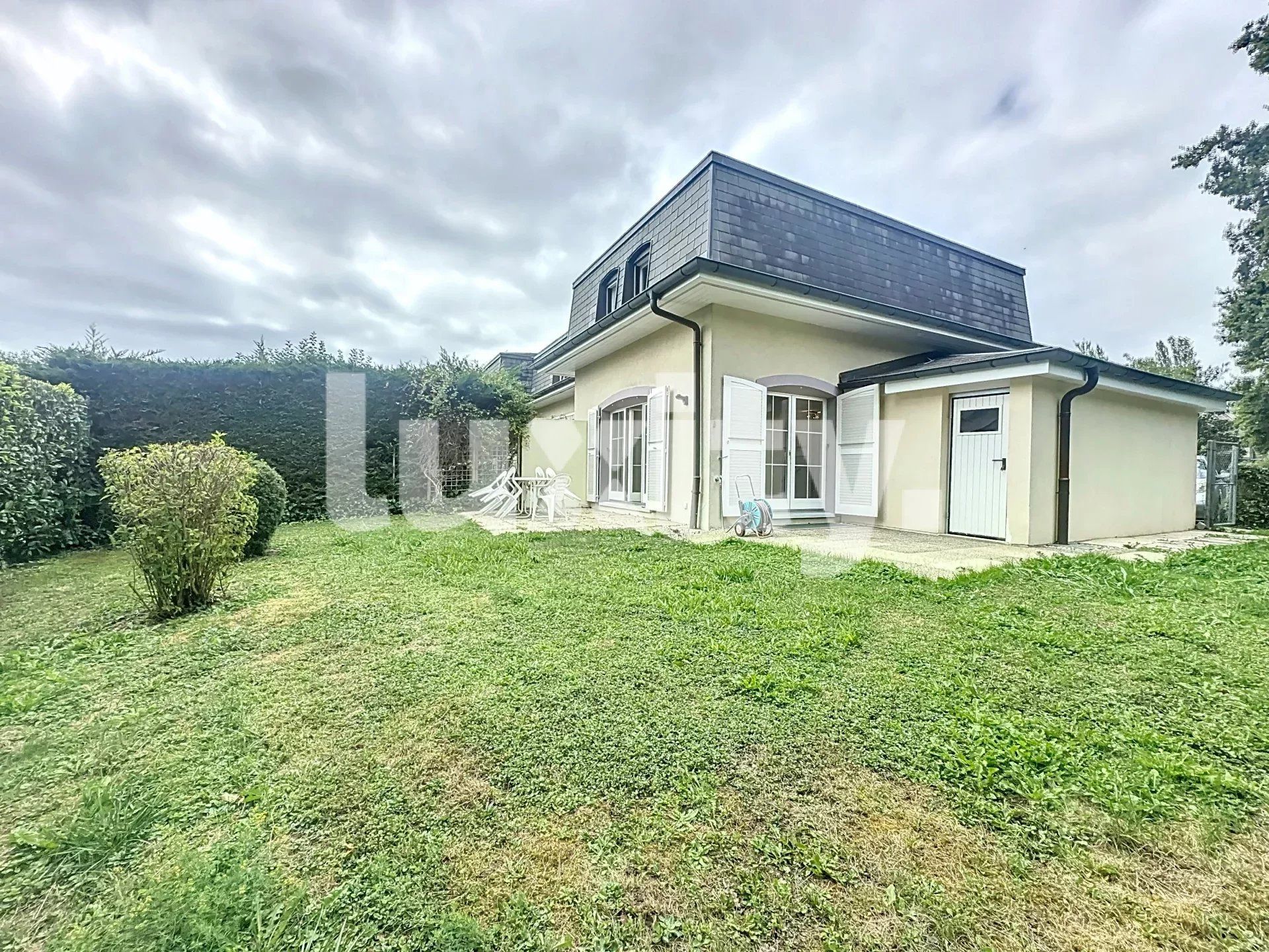 Quiet terraced house