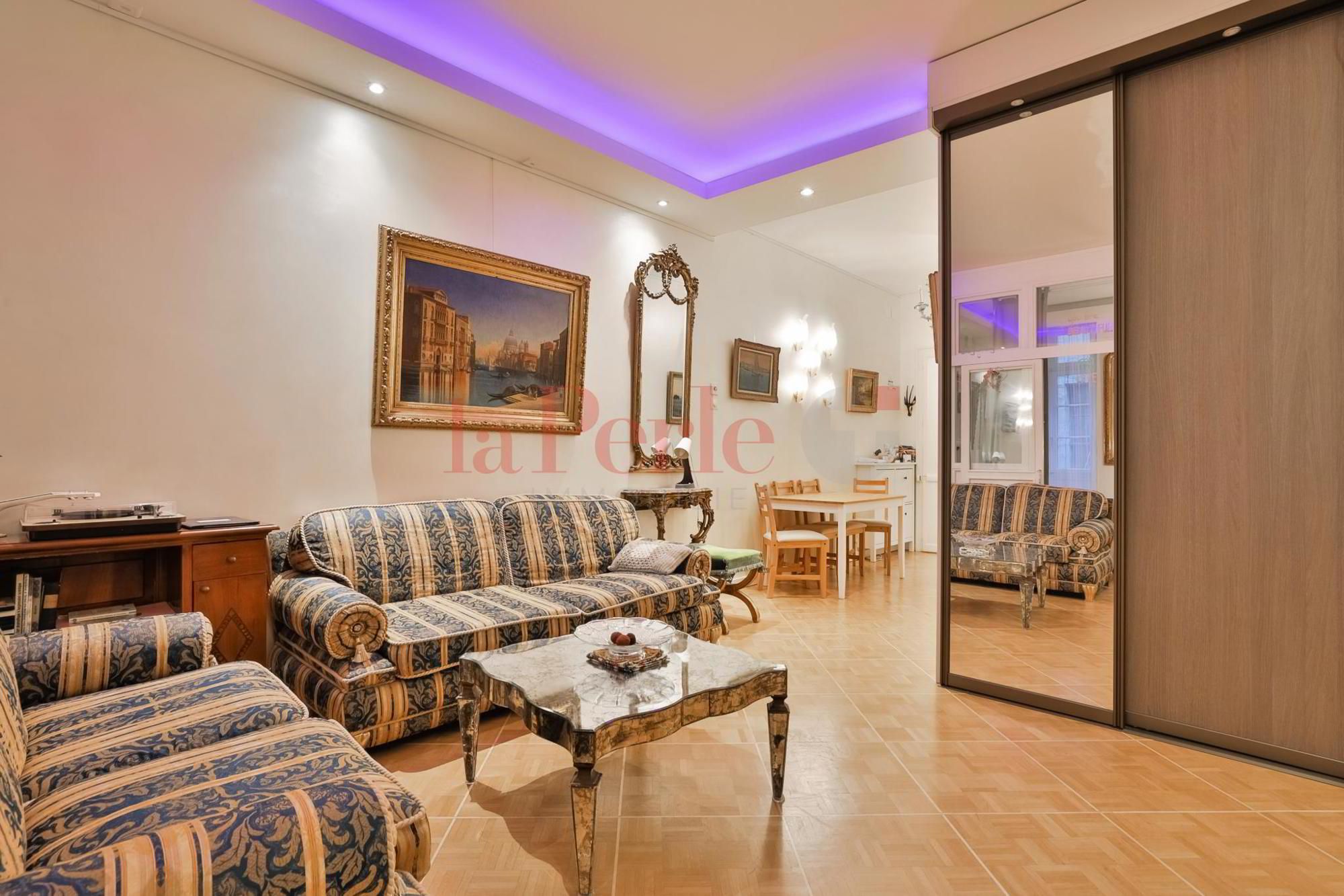 Renovated Charming Apartment in the Heart of the Old Town (Selling in the form of SI)