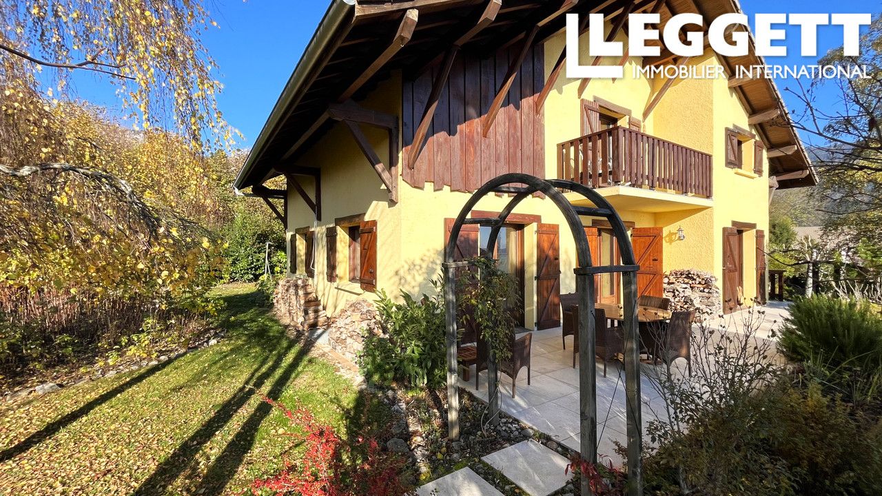 Superbe maison familiale avec grand jardin, plafond cathédrale et vue sur le Mont Blanc, située à Gex