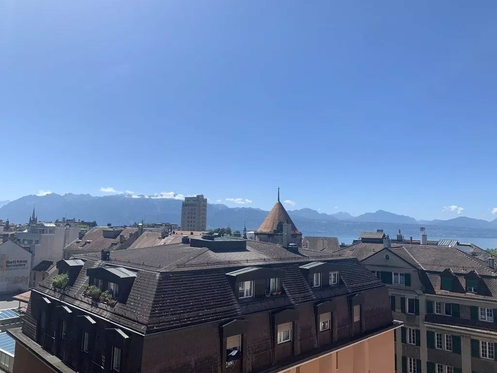 Studio avec vue sur les toits et le lac