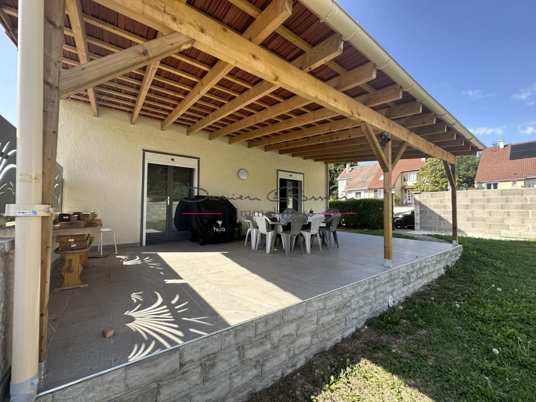 Maison d'habitation élevée sur sous-sol complet avec terrain