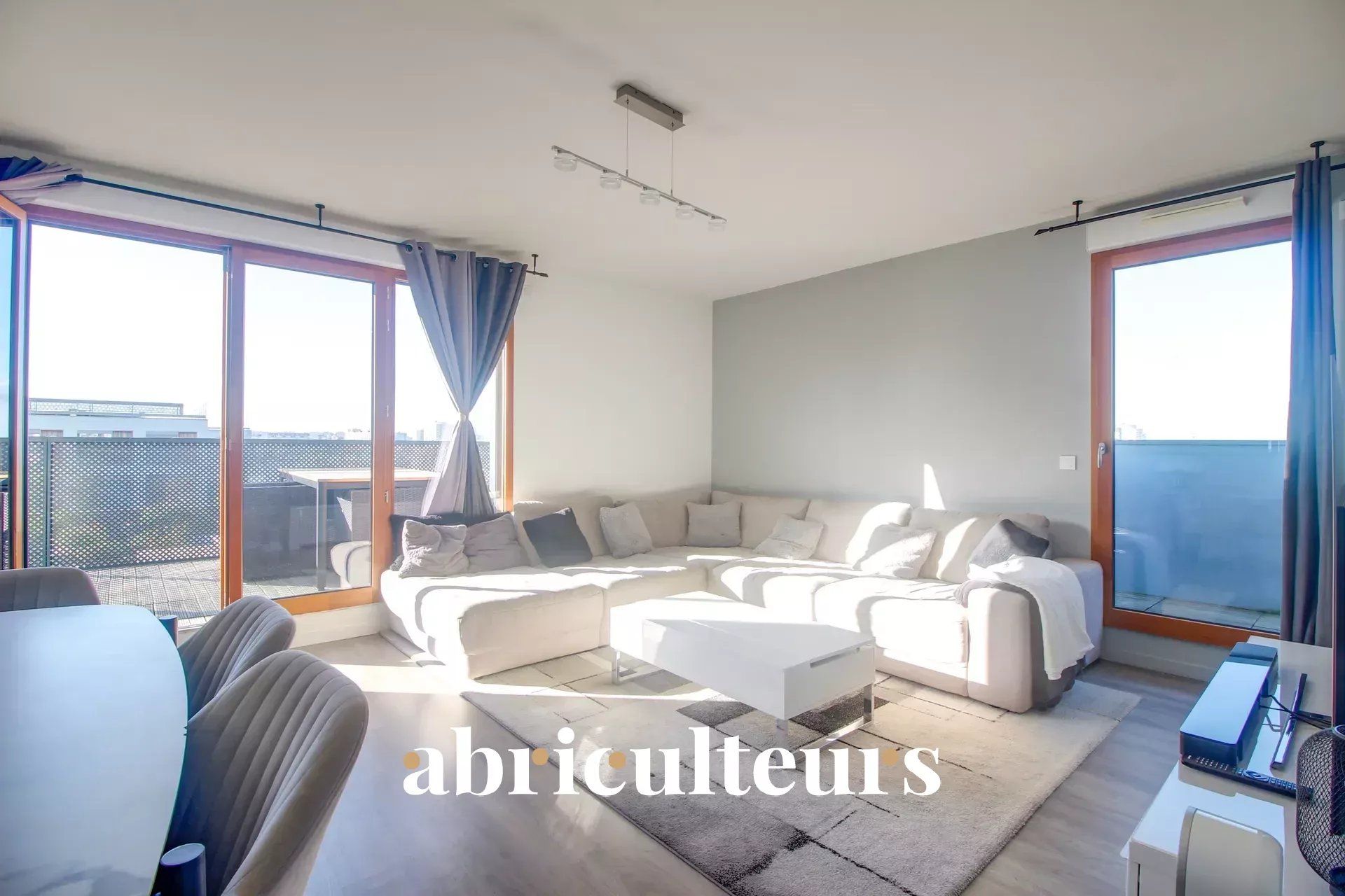 Appartement duplex de 5 pièces avec terrasse et parking situé à Gennevilliers