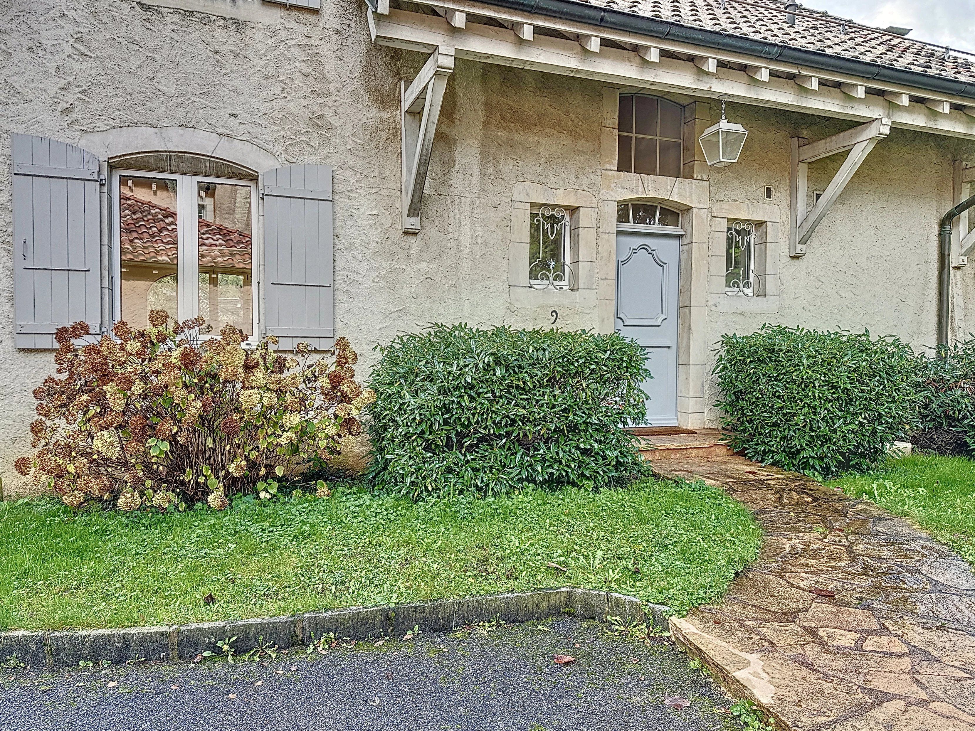 Très belle villa avec jardin et terrasse dans un quartier résidentiel au calme