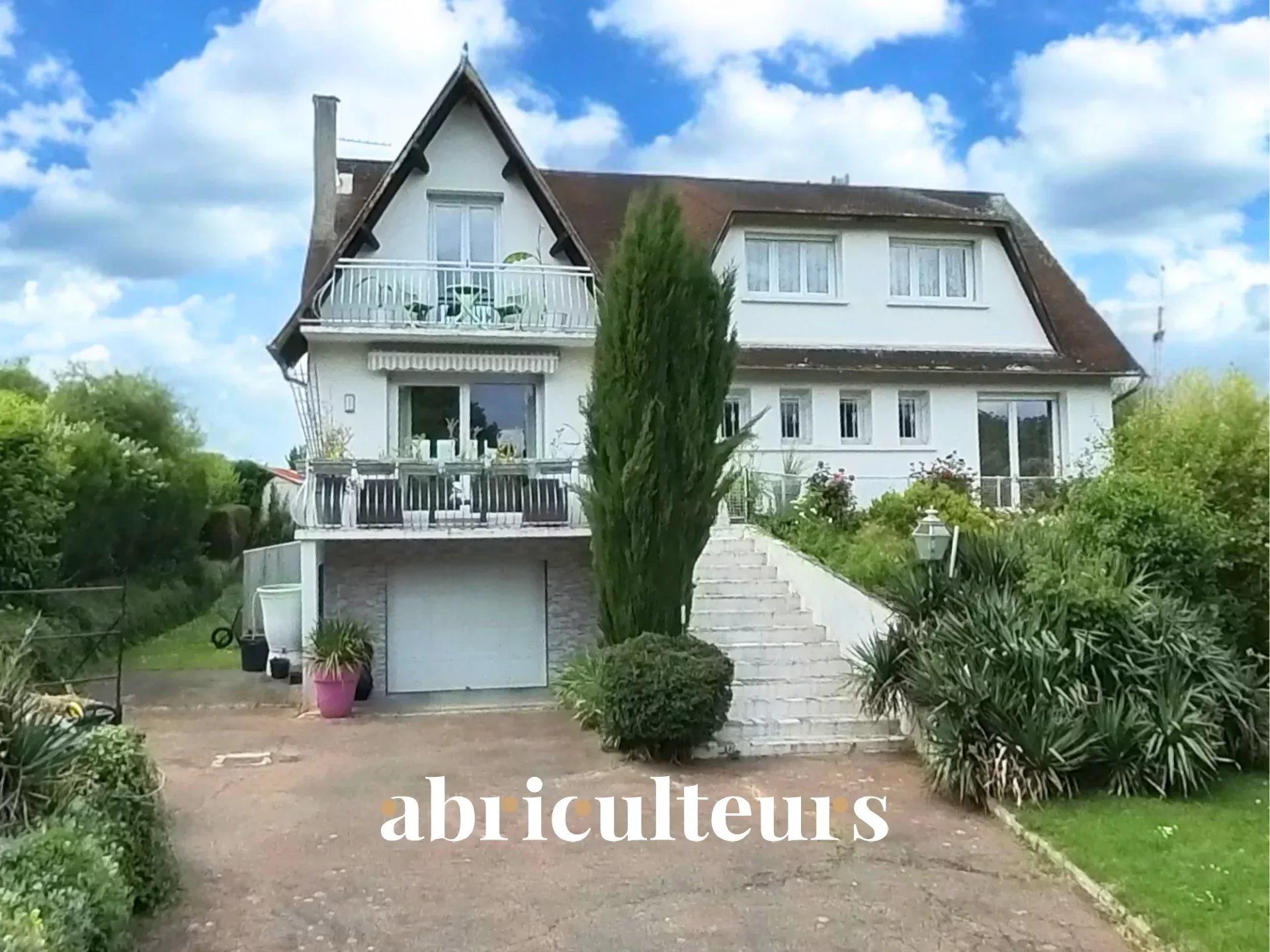 LE GUE DE LONGROI - MAISON AVEC SA FACADE TYPIQUE DES ANNEES 70’- 7 PIÈCES - 4 CHAMBRES - 183 M2 -  420 000€