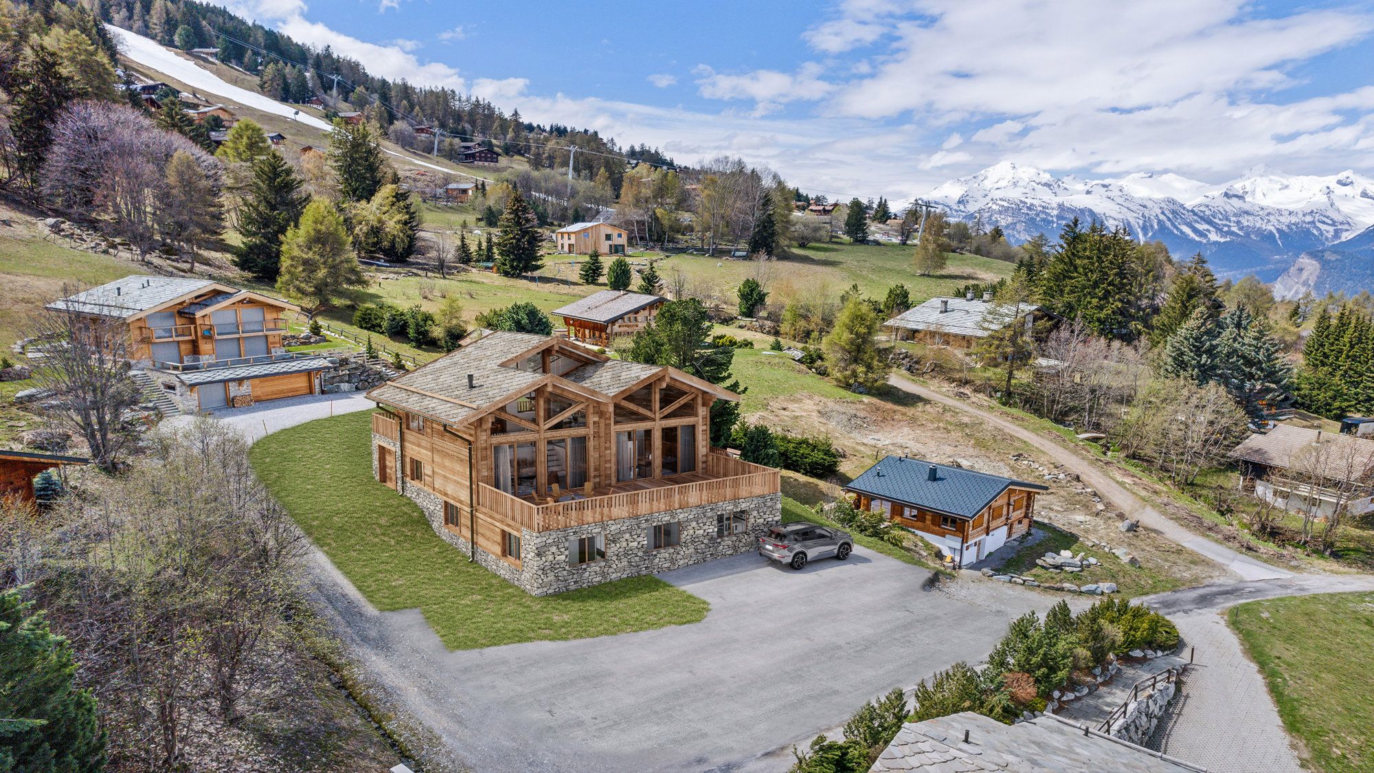 Chalet neuf ski-in/out avec piscine intérieure