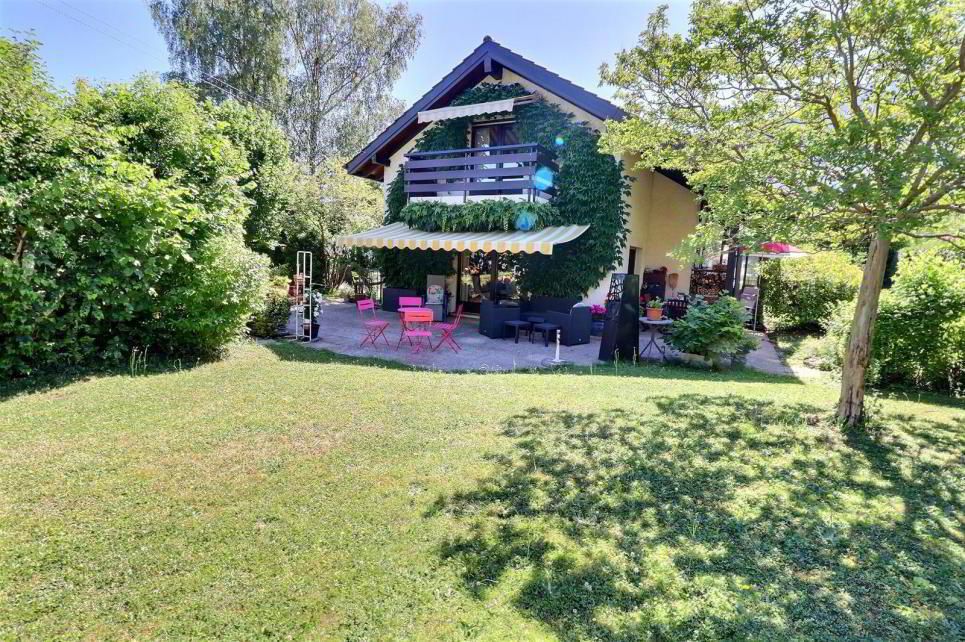 Semi-detached house with garden on the outskirts of Geneva