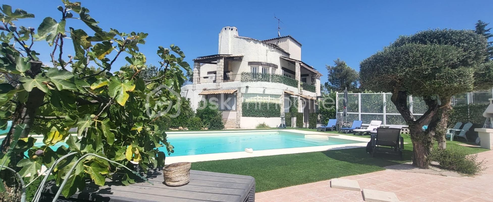 Spacieuse et lumineuse villa de 5 chambres, avec piscine et court de tennis à Vidauban