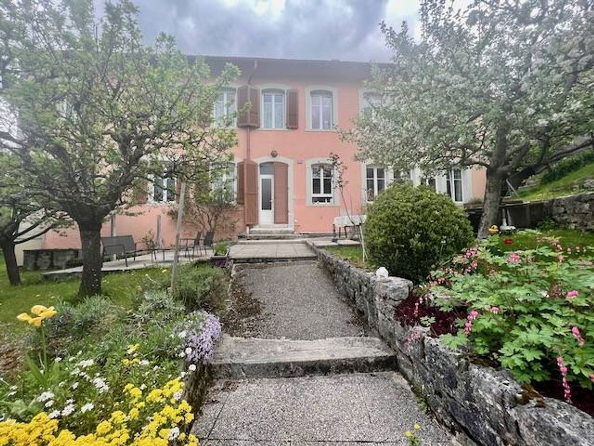 Pleasant property, in a green setting, with magnificent view of the Lac des Brenets, carnotzet, covered for two cars and private access to the lake