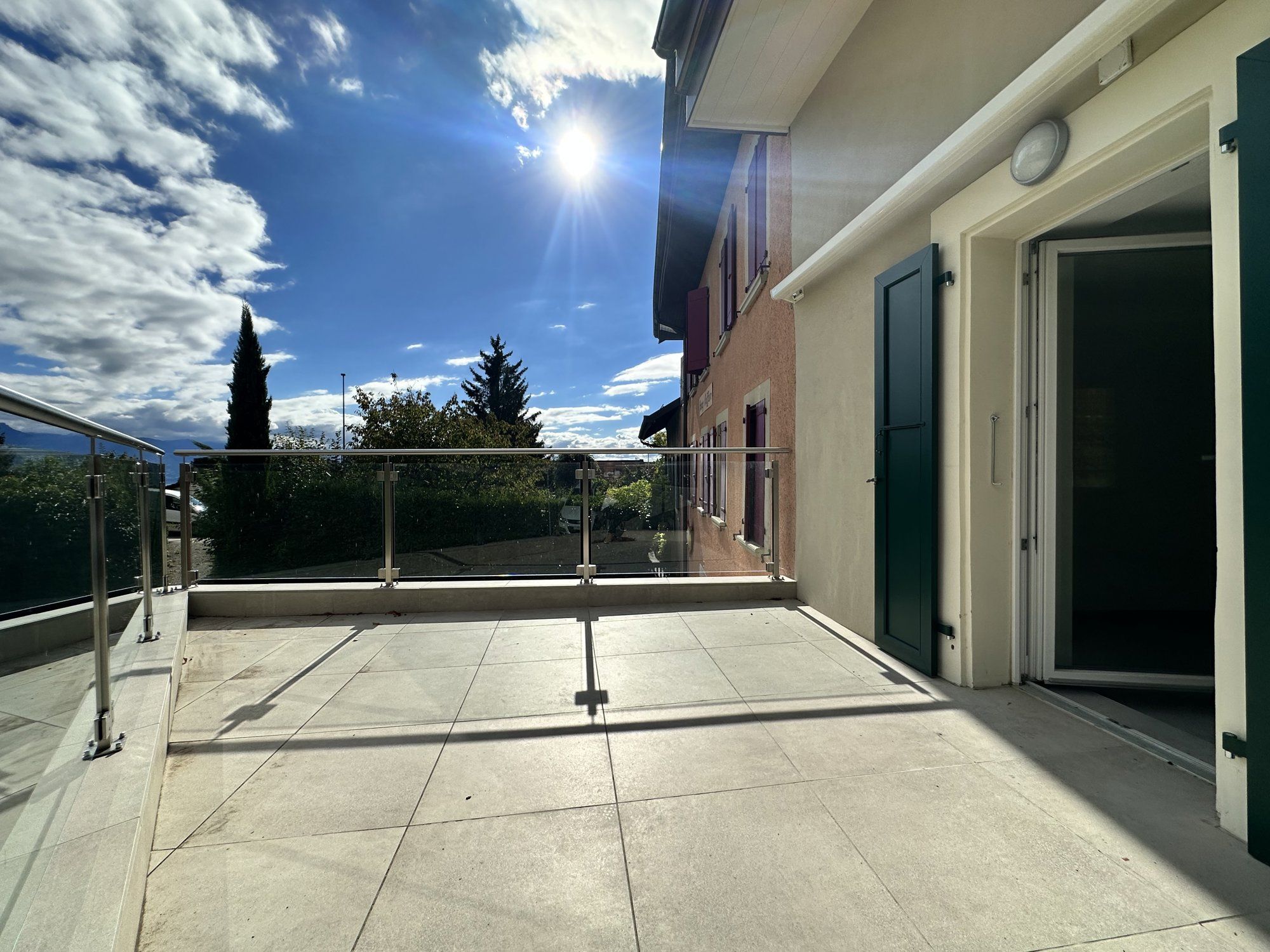 Local indépendant et charmante maison de 3.5 pièces avec terrasse et jardin