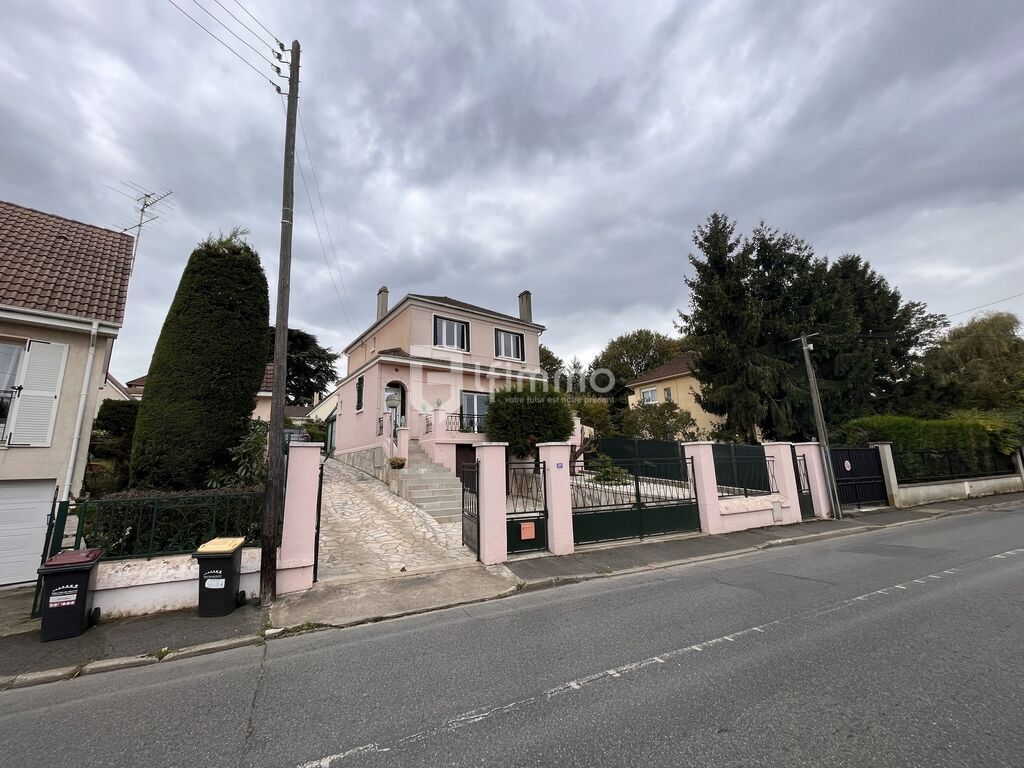 Maison avec studio sur un beau jardin soigné quartier Savreau