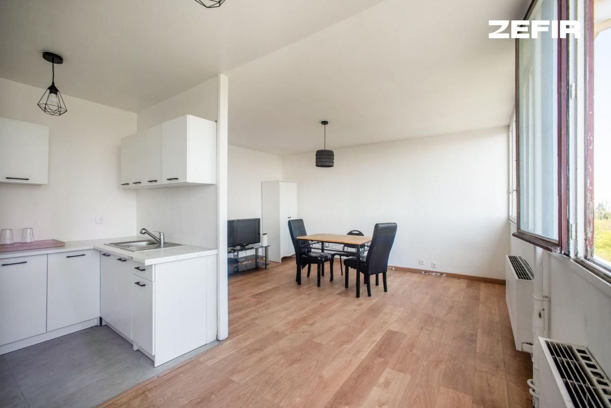 Appartement 2 pièces en étage élevé avec une place de parking et une cave - 47 m² - Bagnolet (93)