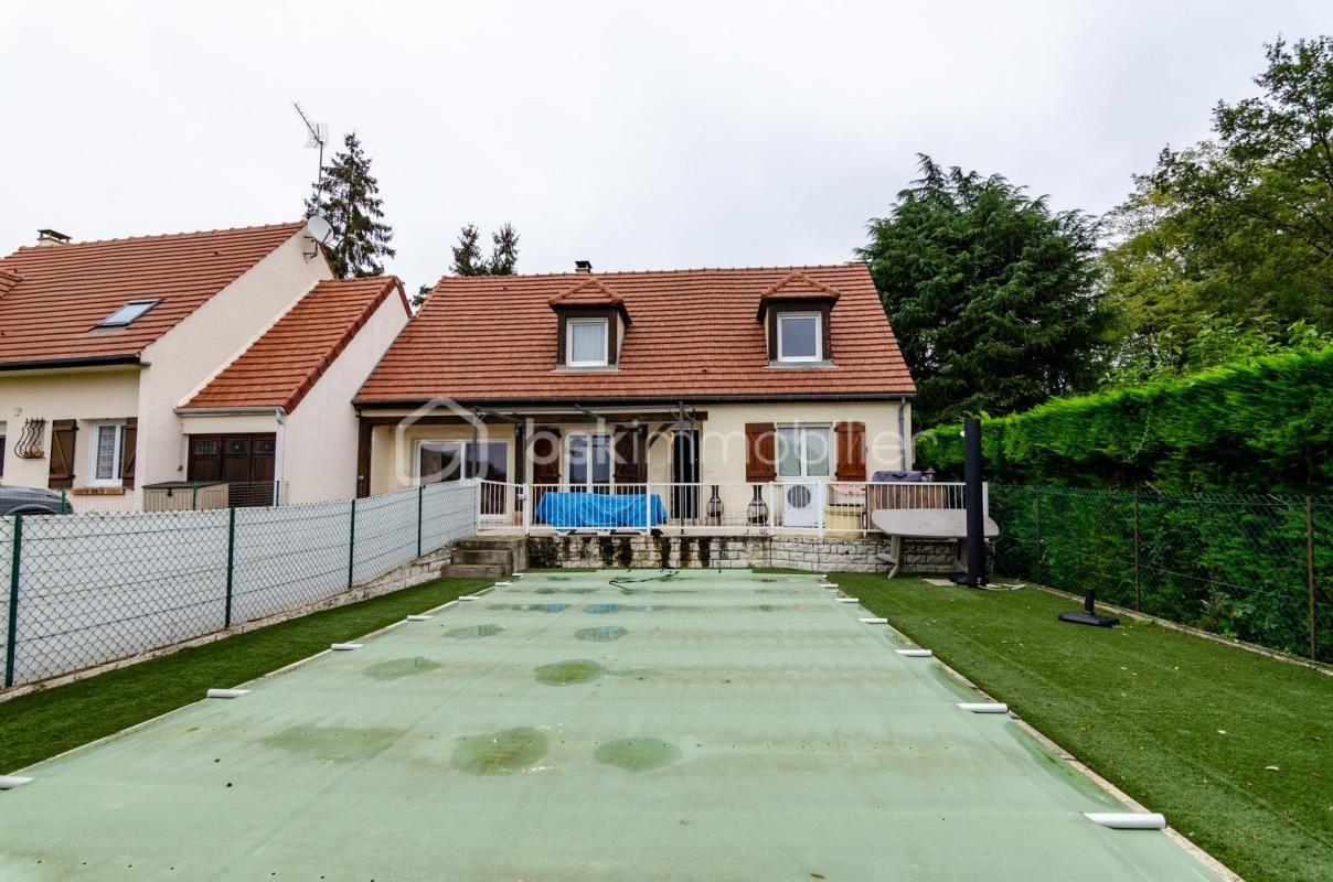 Maison familiale 5 chambres, avec piscine chauffée et double jardin arboré, au calme