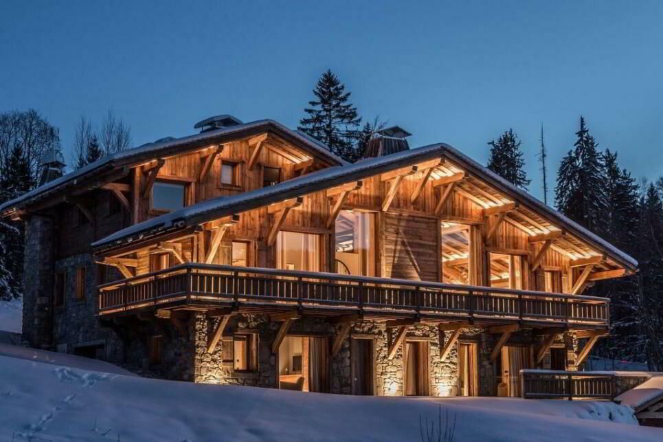 Luxueux chalet muni de domotique, spa, dressings et grand garage au sous-sol avec plus de 472 m2 habitables