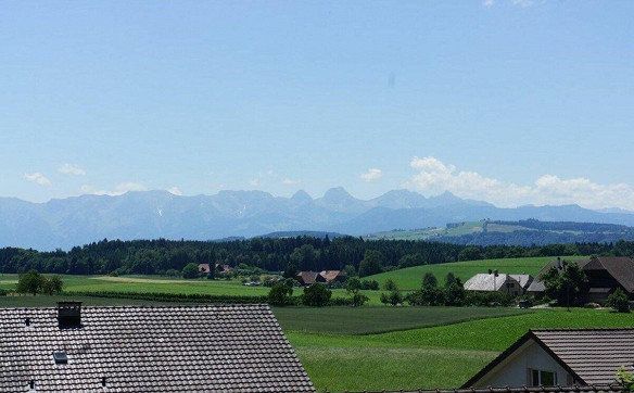 Sonnendurchflutete 4 Zimmerwohnung mit Balkon und Bergsicht!