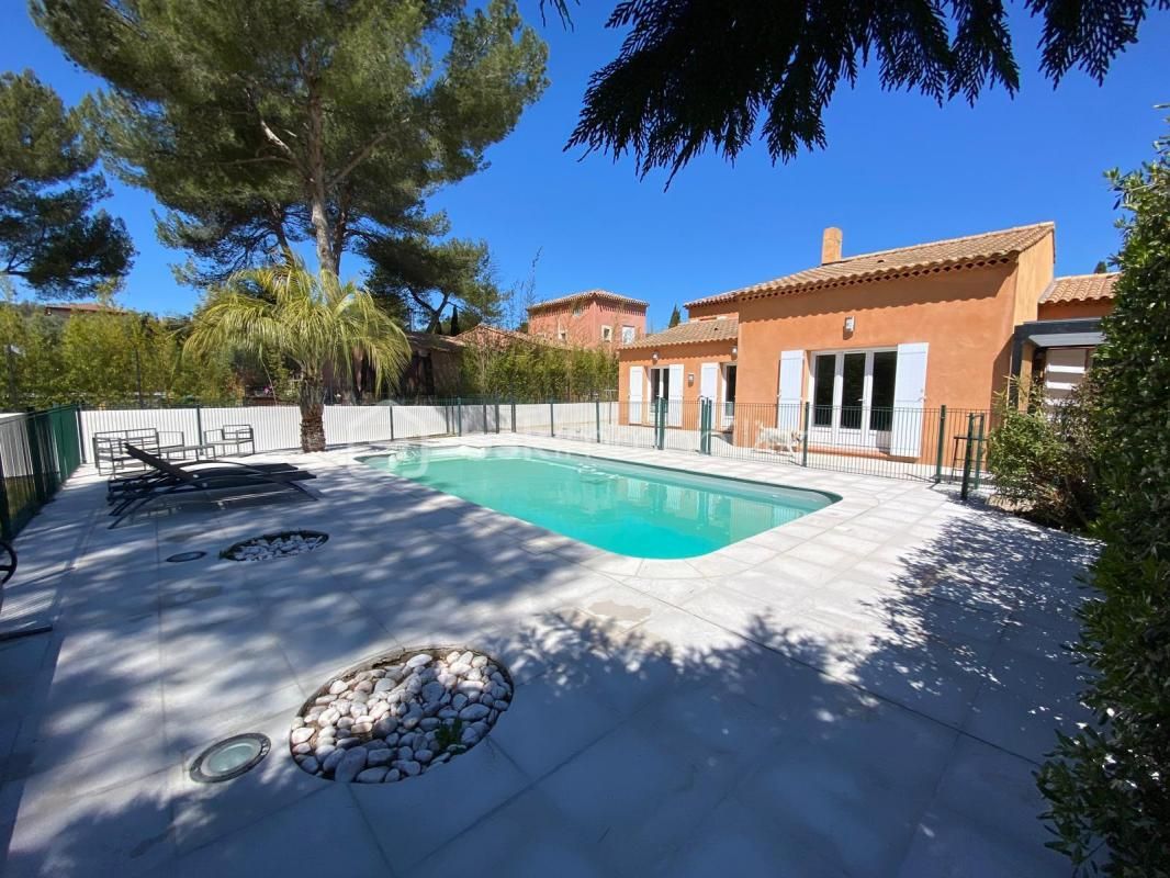 Propriété de prestige proche d'Aix-en-Provence, située à VENTABRUN , au calme , maison traditionnelle d'architectes de 166 m2 avec piscine sécurisée, sur terrain en pleine nature de 900 m2 arboré, clôturé , sans vis-à-vis