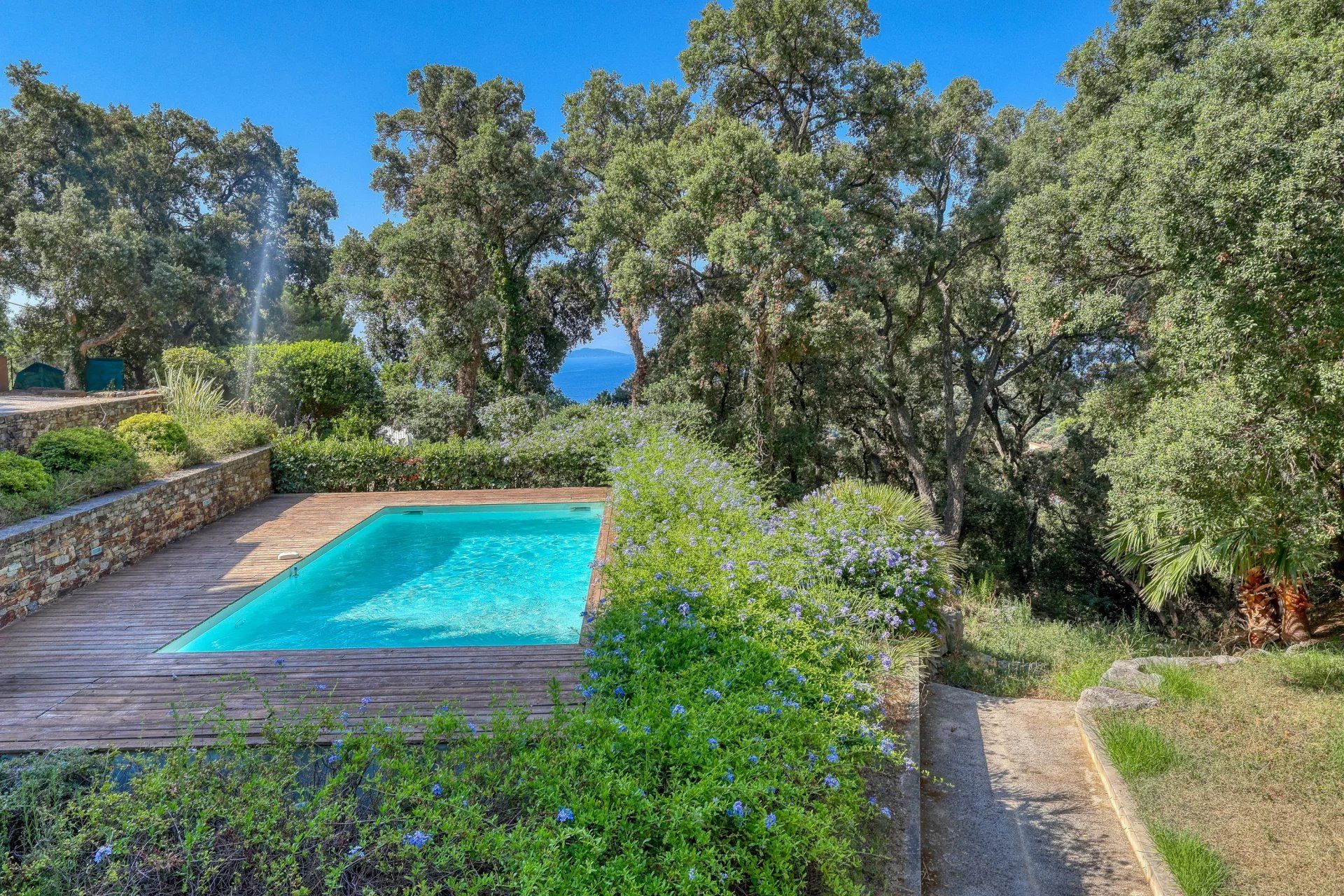 RAYOL CANADEL SUR MER Villa d’architecte 4 chambres  200m², à deux pas du village, piscine et vue mer