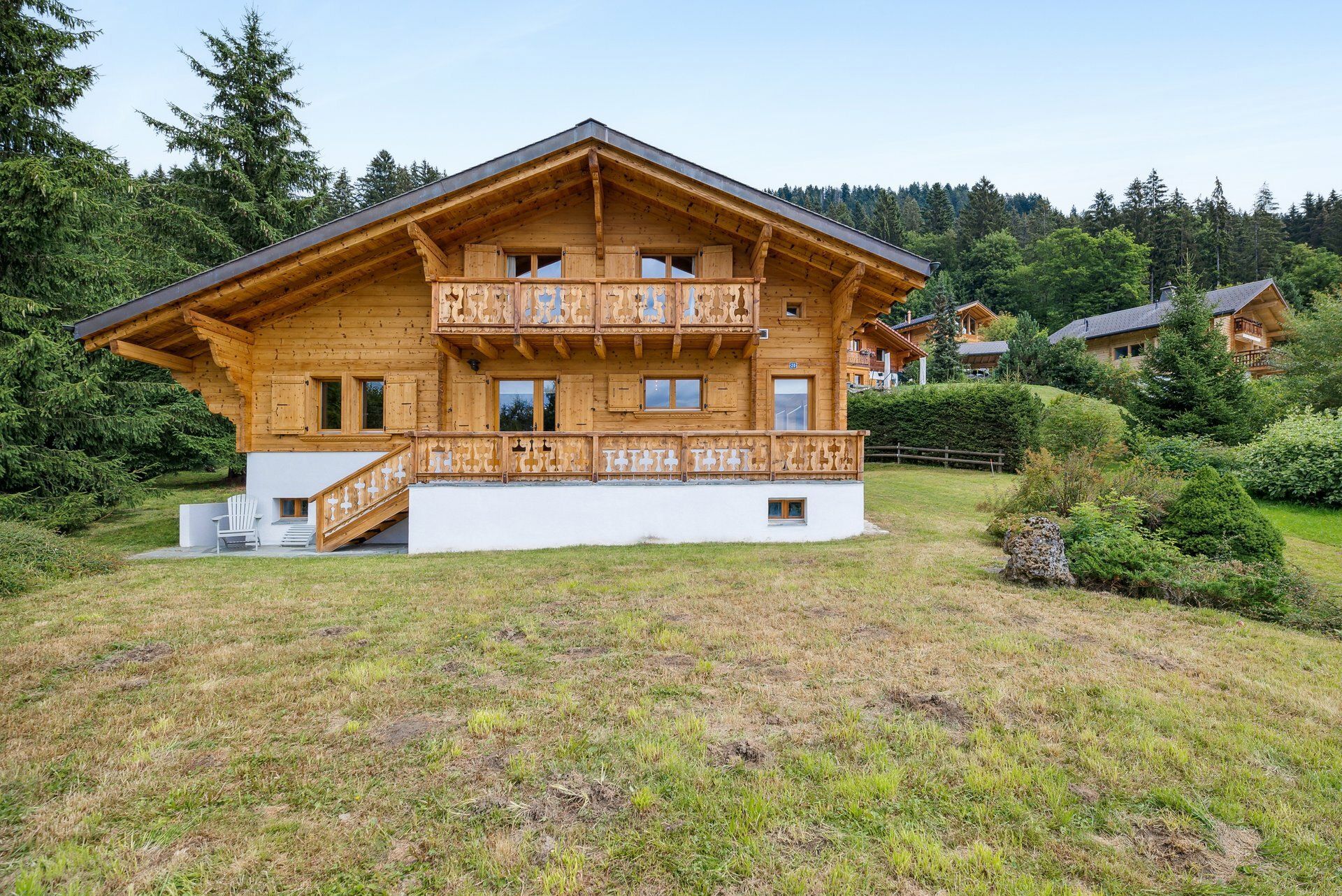 Magnifique chalet SKI IN SKI OUT de 4 chambres, garage double, jardin