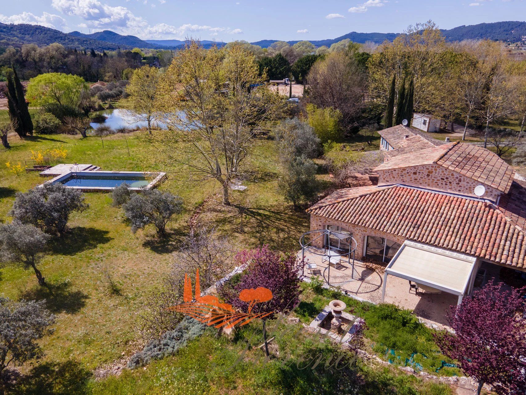 Les Arcs , charmante bastide, salon très spacieux, 4 chambre, 3SDE, terrain 9 hectares