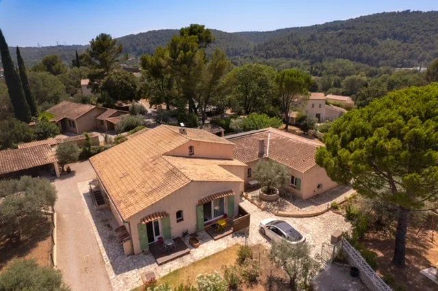 DRAGUIGNAN Villa traditionnelle de 349m2 avec 3 studios indépendants et terrain de 3500 m²