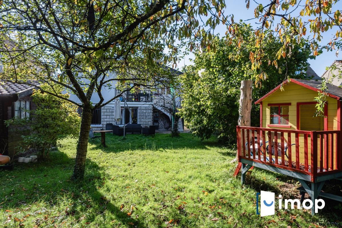 Maison familiale lumineuse de 4 chambres entourée d'un joli jardin arboré