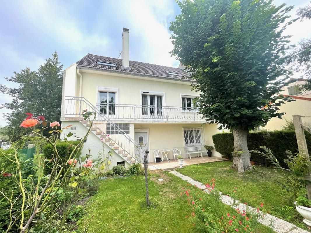 MAISON FAMILIALE/ MONDETOUR/ SUR 3 NIVEAUX/ JARDIN/ GARAGE