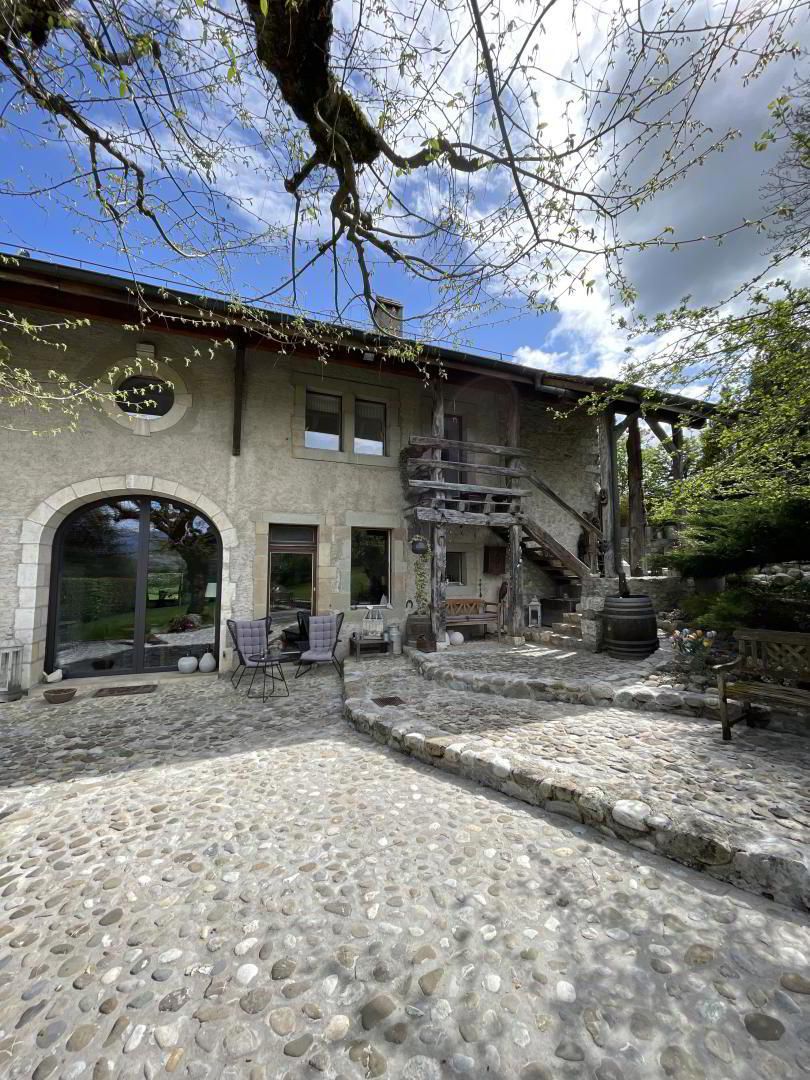 Maison de village avec jardin et vue.