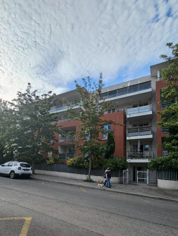 Appartement récent avec un balcon