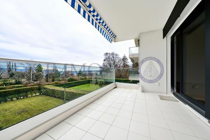 SPACIOUS AND BRIGHT WITH BALCONY-TERRACE AND LAKE VIEW