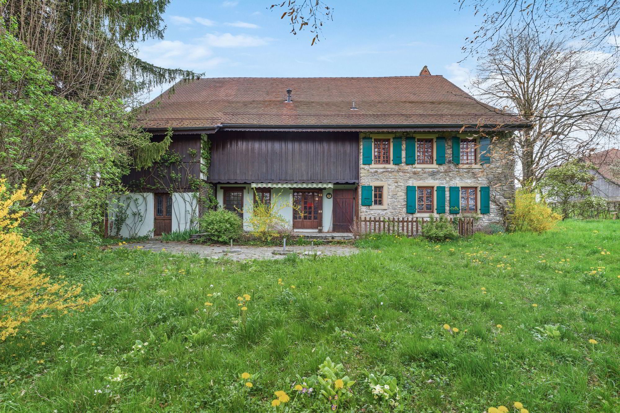 Très belle ferme vaudoise de 6.5 pièces avec grange et grand terrain !